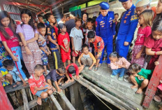 Ditpolairud Polda Sumsel Evakuasi Paus Biru Sepanjang 13 Meter yang Terdampar di Banyuasin
