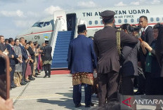 Wanita 'Kebal Paspampres' Menangis Lepas Jokowi Pulang ke Solo