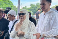 Dewi Yull Hadiri Pemakaman Ray Sahetapy 