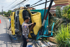 Hindari Kucing Menyeberang, Truk Canter Tabrak Tiang Listrik di Jalintim Ogan Ilir