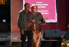Angkat Budaya Lokal, H Arlan Istri Promosikan Songket Nanas Prabumulih di Swarna Songket Nusantara 2025