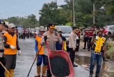 Jelang Mudik Lebaran, Polda Sumsel Kerahkan 106 Personel Perbaiki Jalan di Tiga Wilayah