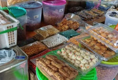 Pedagang Sembako Beralih Jual Kue Lebaran