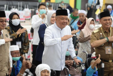 Wagup Cik Ujang Sambut Kepulangan 443 Jemaah Haji di Bandara SMB 2 Palembang