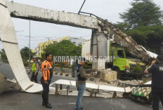  Gerbang Selamat Datang Kota Prabumulih Ambruk Ditabrak Truk Batubara : Begini Kronologinya ! 