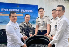 Rutan Baturaja Panen Ikan Lele di Kolam Budi Daya