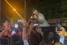 Prabowo Peluk Anak Pengungsi di Batu Hula