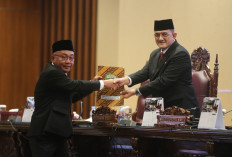DPRD Sumsel Bahas Tiga Raperda Strategis, Sekda Edward Candra Serap Pandangan Fraksi