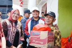 Askolani Serahkan Bantuan untuk Warga Terdampak Banjir  