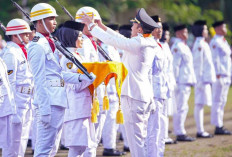 Bupati Ogan Ilir Perbaiki Helm Paskibraka saat Upacara HUT ke-80 RI, Bikin Haru dan Tersenyum