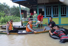 Polri Langsung Berikan Bantuan Kepada Warga Terdampak Banjir 