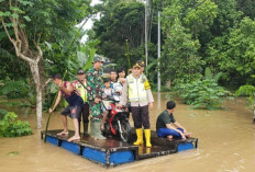 Polres OKU Bantu Evakuasi Korban Banjir di Kabupaten OKU : Ketinggian Air Mencapai 2,5 Meter !