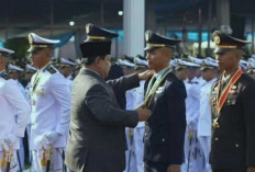 Sematkan Tanda Pangkat ke-8 Penerima Adhi Makayasa