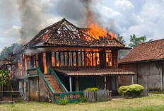 Konsleting Listrik, Satu Rumah Panggung Terbakar