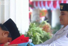 Presiden Prabowo Cium Bendera Merah Putih Sebelum Diserahkan ke Pembawa Baki   