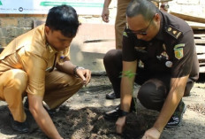 Dukung Kemandirian Pangan : Jaksa Muara Enim Ajak Warga Tanam Cabai