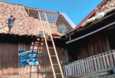 Ratusan Rumah Warga OKU Diterjang Angin Kencang