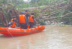 Gunakan Perahu Karet, BPBD Prabumulih Sisir Sampah di Sepanjang Sungai Kelekar 