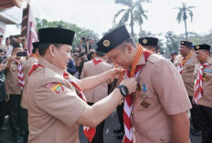 Bupati Panca Wijaya Akbar Terima Tanda Penghargaan Lencana Melati