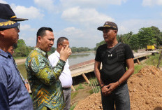 Tinjau Jalan Longsor di Desa Kasai