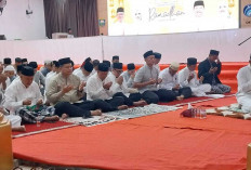 Bupati OKU Bersama Forkopim Sholat Tarawih Perdana di Pendopo Rumah Kabupaten 