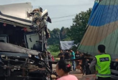 Kecelakaan Maut di Jalintim Palembang-Jambi : Bus AKAP Tabrak Fuso yang Parkir, 2 Orang Tewas !  