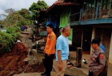 8 Rumah Hancur, Jalan Terputus : Warga Desa Kasmaran Terisolasi !