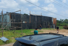 Polda Sumsel  Gerebek Gudang Penimbunan BBM Ilegal di Palembang : Lokasinya Ditutupi Pagar Seng !