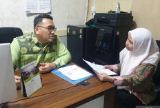Salurkan Bantuan Kursi Roda 