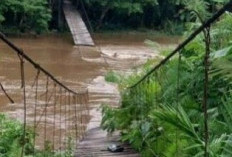 Curah Hujan Tinggi, Jembatan Gantung Ambruk