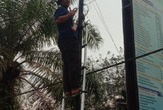 Pemasangan jaringan internet di desa Pangkalan Tungkal