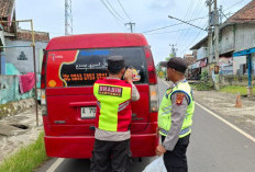Polres OKU Tempel Stiker Bantuan Polisi di Kendaraan Umum