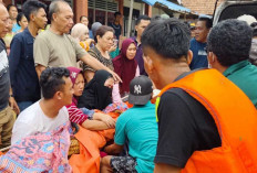 Dramatis! Jenazah Warga Dievakuasi Pakai Perahu Karet Akibat Banjir di Karang Dapo