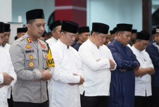Gelar Salat Tarawih Berjamaah  di Rumah Dinas Bupati OKU