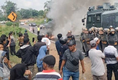 Aksi Bakar Ban di Jalan Lintas Tengah Sumatera : Respons Massa Tidak Puas dengan Keputusan KPU Empat Lawang !