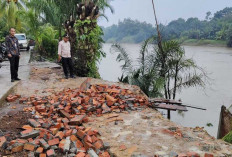 Rumah dan Garasi Amblas ke Sungai Lematang