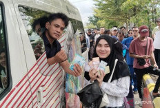 Warga Antusias Menukar Uang Baru untuk Lebaran 2025