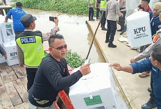 Distribusikan Logistik Pemilu, Petugas KPU Berjibaku di Tengah  Banjir