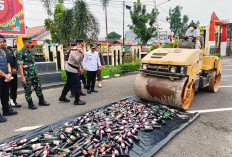 Ratusan Botol Miras Hasil Sitaan Operasi Pekat 2025 Dimusnahkan