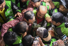 Dituntut 18 Tahun Bui, Nadiem Makarim Dapat Dukungan Sopir Ojol di Pengadilan