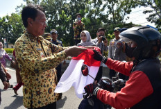 Semarak HUT RI ke-79, Pemkab OKI Bagikan 1.500 Bendera Merah Putih