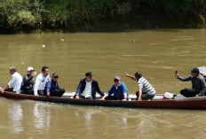 Arungi Sungai, Gubernur Sumsel Tinjau Pembangunan Jembatan Gantung di Banuayu
