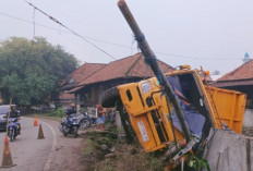 Diduga Sopir Ngantuk : Truk Batu Bara Kembali Seruduk Pagar Rumah !