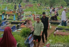 Warga Padati TPU di Palembang Sawat Idul Fitri