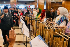 Prabowo Disambut Alunan Angklung