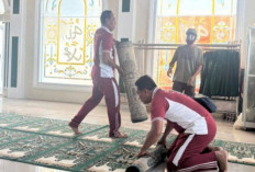 Semarak HUT Bhayangkara ke 79, Jajaran Polres OKU bersama Masyarakat Bersihkan Tempat-Tempat Ibadah