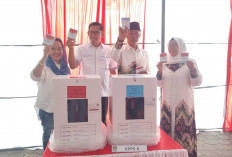  Kompak, Lucianty-Syaparuddin Nyoblos di TPS 001 Sekayu dengan Semangat Demokrasi