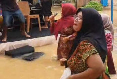 Musibah Banjir : Pesta Hajatan Tetap Berlangsung, Warga Bernyanyi dan Berjoget Ditengah Genangan Banjir 