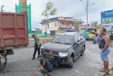 Heboh! Mobil Anggota Polisi Tabrak Motor Pedagang Sayur