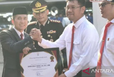 Ratu Dewa Anugerahi Penghargaan kepada Kasatres Narkoba Polrestabes Palembang Ungkap Kasus 10 Kg Sabu